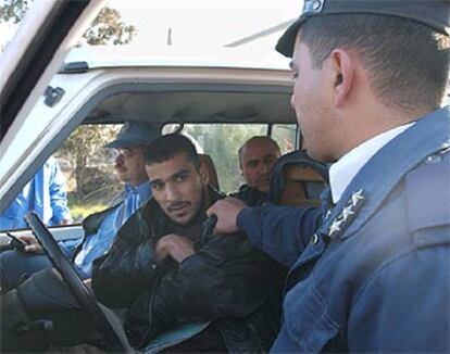 Un militar iraquí se dispone a sacar del coche a un hombre que presuntamente se había apoderado de documentos.