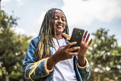 Charlne Byukusenge, joven activista ruandesa contra el VIH.