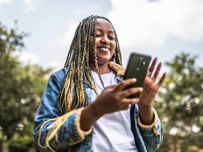 Charlène Byukusenge, joven activista ruandesa contra el VIH.