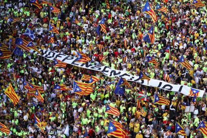 Pancarta con el lema "Indenpencia ahora" durante la manifestación en Barcelona.