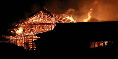 El castillo Shuri de Okinawa se ve incendiado en Naha, al sur de Japón, el 31 de octubre