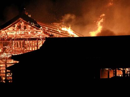 El castillo Shuri de Okinawa se ve incendiado en Naha, al sur de Japón, el 31 de octubre