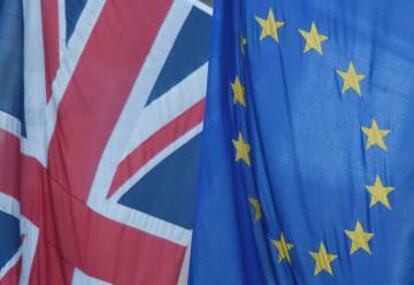 Una bandera de la UE junto a otra de Reino Unido en Westminster, este junio.
