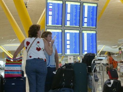 Viajeros esperando para facturar sus maletas en la terminal de Barajas.