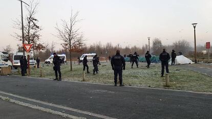 Policías franceses limpiando y desalojando el asentamiento conocido como el Hospital el pasado diciembre en Calais.