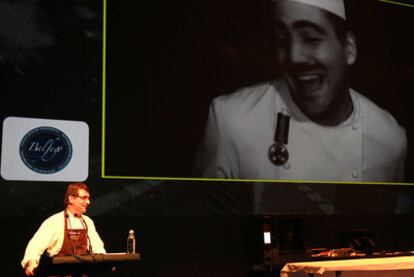 Andoni Luis Aduriz, ante uno de los tres cortos en blanco y negro que presentó en el congreso San Sebastián Gastronomika.
Ferran Adrià explica la estructura de sus micromenús.