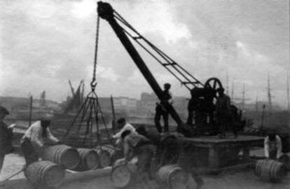 Càrrega de bótes de vi a la Barceloneta.