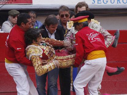 José Tomás, ayudado por peones y subalternos tras su gravísima cogida en Aguascalientes (México).