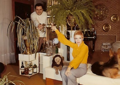 Waldo de los Ríos y su mujer, Isabel Pisano, en su casa de Madrid en los años 70.