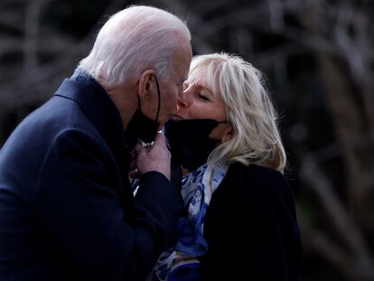 El presidente de los Estados Unidos y la primera dama, Joe y Jill Biden, en la Casa Blanca, en Washington, el pasado 29 de enero.