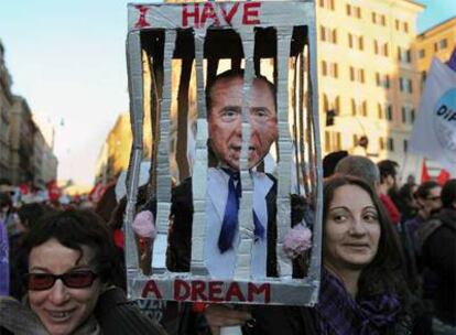 Manifestantes en Roma, con una imagen de Berlusconi tras las rejas y el lema: "Tengo un sueño".