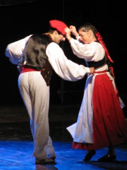 Una pareja del grupo de danzas vascas Beti Jai Alai interpreta una pieza de su repertorio.