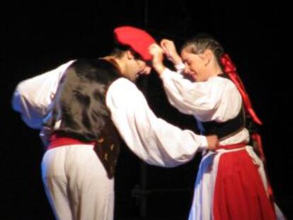 Una pareja del grupo de danzas vascas Beti Jai Alai interpreta una pieza de su repertorio.