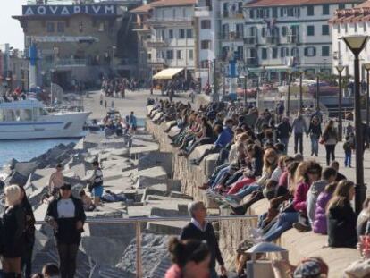 Decenas de personas disfrutan del sol en San Sebastián durante la Semana Santa. 