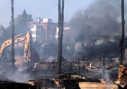 Las autoridades de Quebec dan por muertos a los 50 desaparecidos tras la explosión, la madrugada del sábado pasado, de un tren cargado de crudo que descarriló en el centro de la ciudad canadiense de Lac-Mégantic, envolviendo en llamas a la localidad y obligando a evacuar a un tercio de sus 6.000 vecinos. Foto realizada el 8 de julio de 2013.