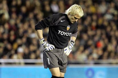 Cañizares se lamenta tras encajar un gol.