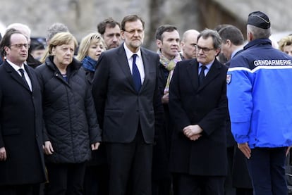 GRA366. SEYNE-LES ALPES (FRANCIA) 25/03/2015.- (De izq a dcha) El presidente francés, Francois Hollande, junto a la canciller alemana, Angela Merkel, el presidente del Gobierno español, Mariano Rajoy, y el presidente de la Generalitat de Cataluña, Artur Mas, en la localidad de Seyne-les-Alpes, ubicada a pocos kilómetros del lugar donde ayer se estrelló un Airbus A320 de la compañía Germanwings con 150 ocupantes a bordo. EFE/Ballesteros