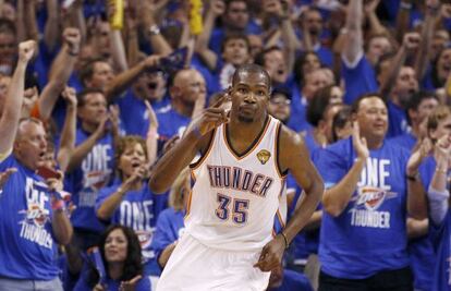 Kevin Durant celebra una canasta con los Thunders.