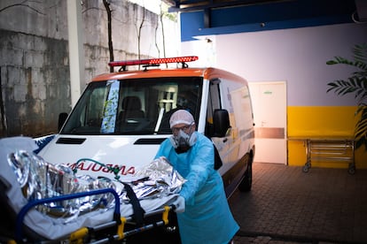 Un paciente sospechoso de covid-19 en la central del SAMU de Santo André, en Brasil.