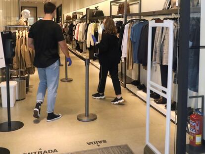 Acceso de una de las tiendas de Zara en Santiago de Compostela, en su reapertura el 7 de mayo del año pasado tras el confinamiento.