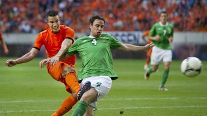 Van Persie remata ante la presencia del norirlandés Michael Duff.