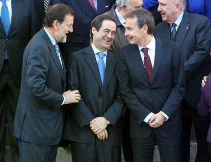 Rajoy, Bono y Zapatero charlan durante el acto del 30 aniversario del 23-F.