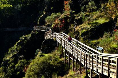 The last stretch of the River Mao drops 600 meters in just a few kilometers, creating a stunning series of small waterfalls before it snakes through a narrow valley. A wooden walkway built into the hillside takes you to the point where this tributary meets the River Sil. The walk is an easy two kilometers that leaves from La Fábrica, an old power station that has been converted into a lodge.