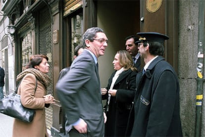 Inés Sabanés, de IU, a la izquierda; el alcalde, Alberto Ruiz-Gallardón,  y  la socialista Trinidad Jiménez,  tras almorzar juntos.