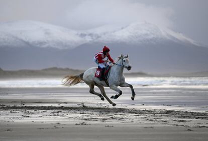 Un jinete en las carreras de caballos de Navidad en la aldea de Ballyheigue (Irlanda).