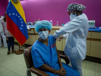 Funcionários do hospital Domingo Luciani participam de uma jornada de administração da vacina russa Sputnik V, em Caracas, no começo de março.