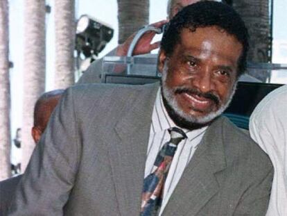 Levi Stubbs posa en el paseo de la Fama de Hollywood, en 1997.
