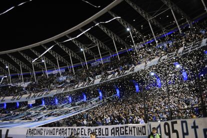 La afición de Racing, durante un partido de la Copa Libertadores.