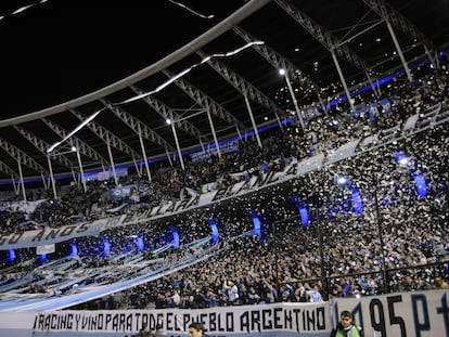 La afición de Racing, durante un partido de la Copa Libertadores.