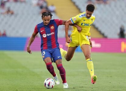 Jules Koundé en una jugada con Chris Ramos durante el partido entre el Barcelona y el Cádiz, este domingo.