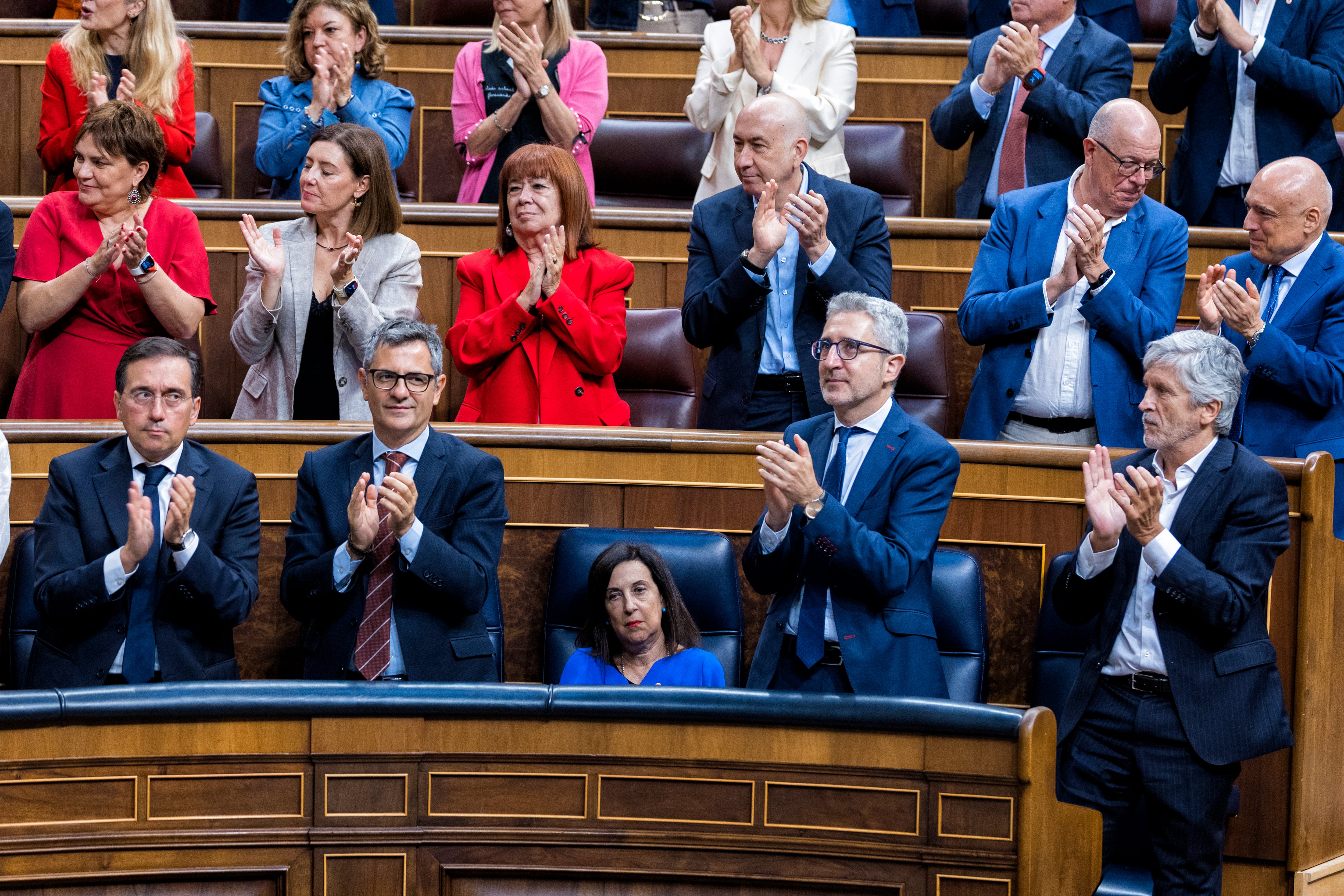 Ministros aplauden durante la intervención de Sánchez en el Congreso. 