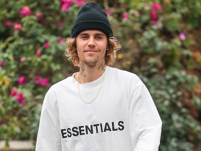 Justin Bieber, sonriente y con su habitual atuendo a medio camino entre el 'normcore' y el pijama, pasea por Los Ángeles el pasado febrero.