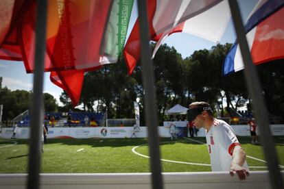 Un jugador que participa en el Mundial de fútbol para ciegos toca la valla lateral para orientarse en el campo. No hay bandas y las vallas impiden que salga el balón.