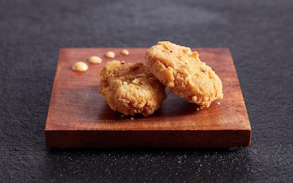 Pequeños bocaditos de pollo rebozado que serán el primer producto disponible en el mercado de Singapur elaborados a través de células animales cultivadas en laboratorio.