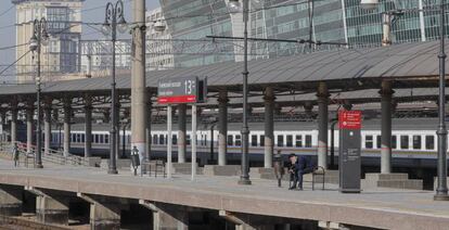 Un hombre espera en el andén de la estación de Kiyevsky, en Moscú.