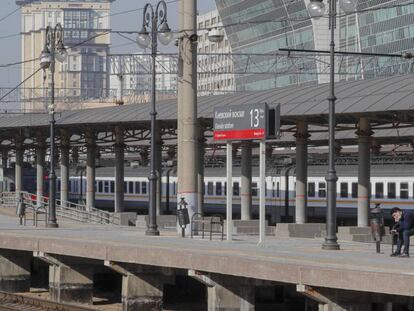 Un hombre espera en el andén de la estación de Kiyevsky, en Moscú.