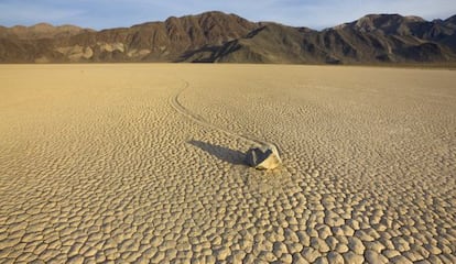 El fenómeno 'racestock', piedras que 'corren' por el desértico Death Valley, en California.
