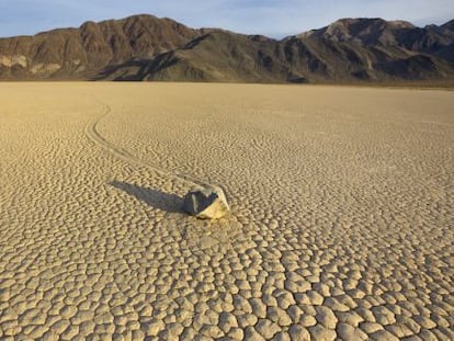 El fenómeno 'racestock', piedras que 'corren' por el desértico Death Valley, en California.