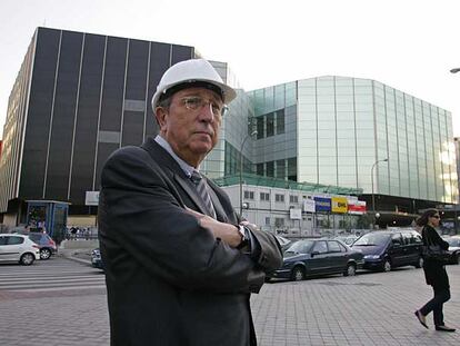 El arquitecto Juan Navarro Baldeweg, frente a las obras del Teatro del Canal.