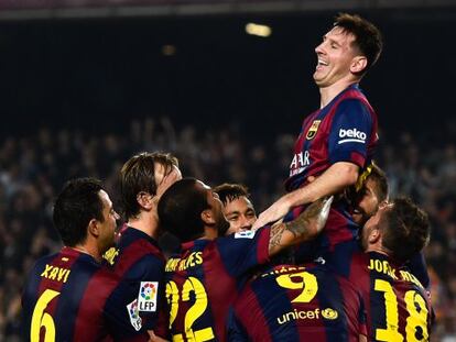 Messi, manteado por sus compañeros 
