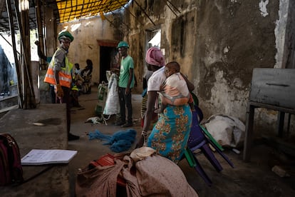 Es por ello que la ONG Istituto Oikos, con el apoyo de la Municipalidad de Ibo, ha creado el proyecto de economía circular ‘From waste to wealth’ (Del desperdicio a la riqueza, en inglés), un banco donde la comunidad intercambia los desperdicios plásticos que recoge por la isla a cambio de dinero. Las personas que se benefician, especialmente mujeres, lo utilizan para comprar artículos escolares, comida e incluso materiales de construcción como estacas de madera para levantar sus casas. En la fotografía, se ve a trabajadores del banco de plástico y a una mujer que se ha acercado a la sede, con su hijo a espaldas, para vender algo de material.
