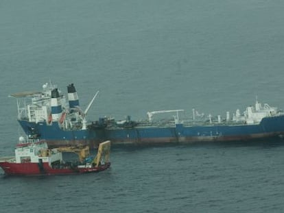 Extracción del fuel del petrolero 'Prestige', hundido frente a las costas de Galicia.