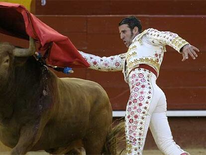 Juan José Padilla, en la foto en un pase de pecho al quinto de la tarde, se salvó de la quema.