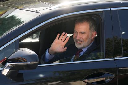 El rey Felipe VI sale tras su visita a la reina Sofía que permanece ingresada en la clínica Ruber Internacional de Madrid.
