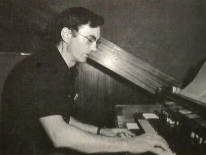Cesáreo Gabaráin toca el piano en una de las fotografías que acompañaban sus álbumenes de vinilo.