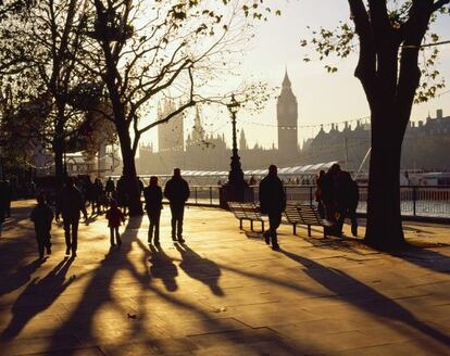 Londres oto&ntilde;al, con el T&aacute;mesis y el Big Ben al fondo. 